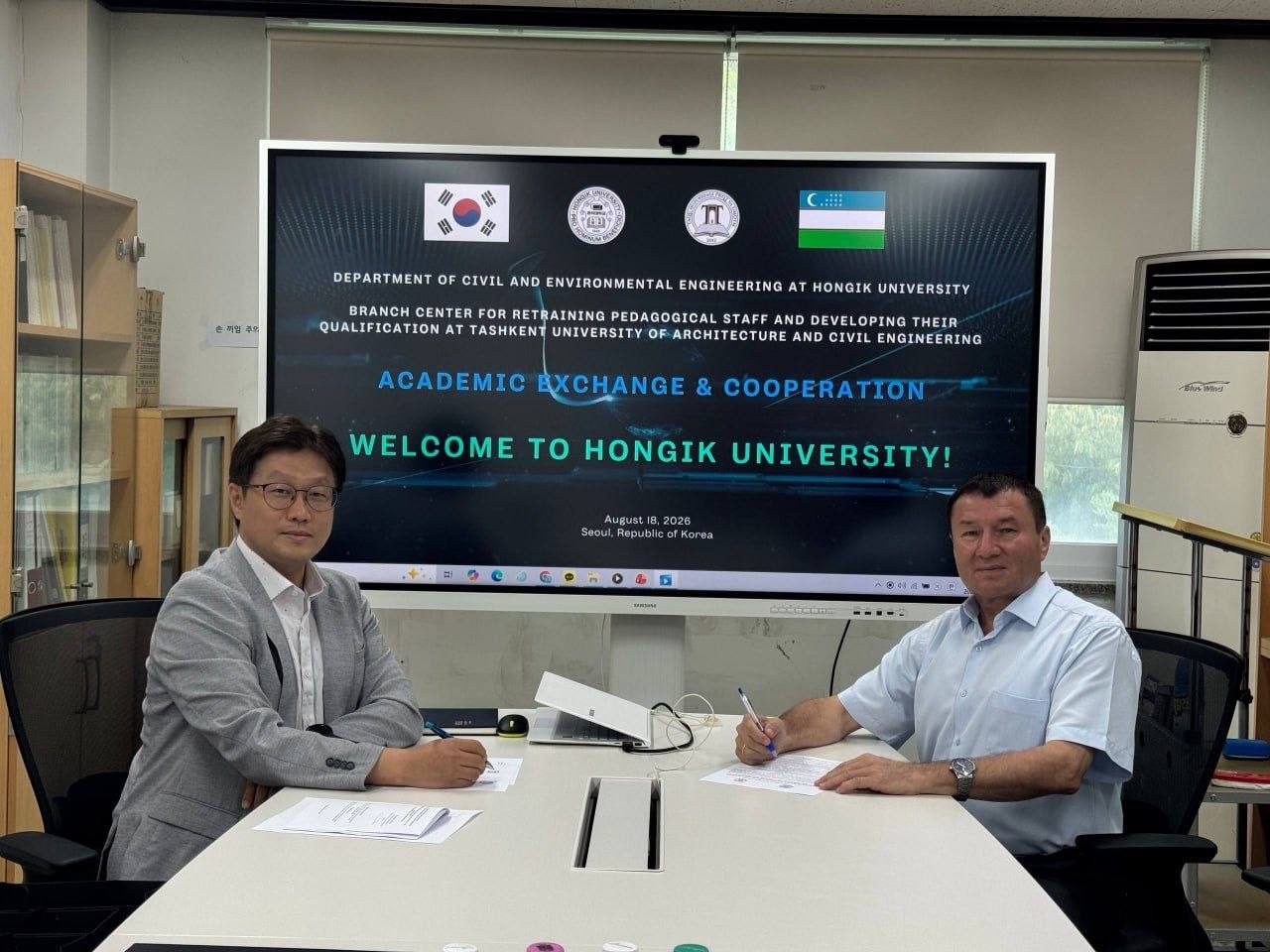 Tarmoq markazi xodimlari Hongik universitetiga tashrif buyurdi
